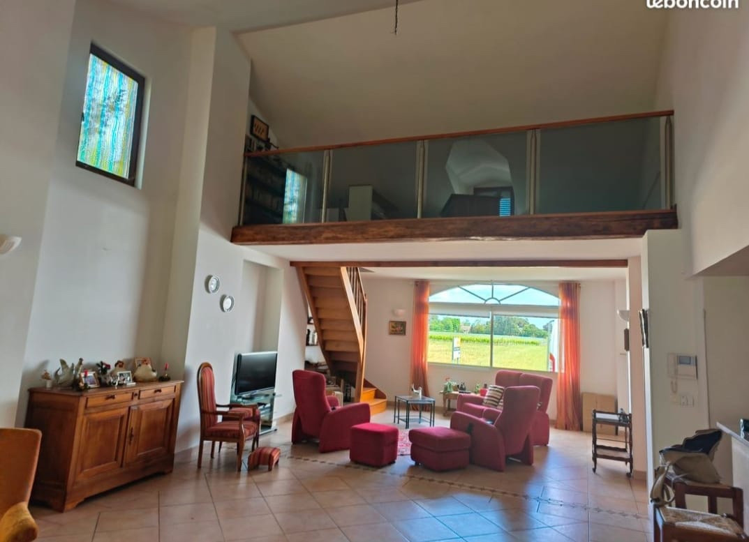 
                                                Vente
                                                 Maison en pierre + grand terrain + garages.