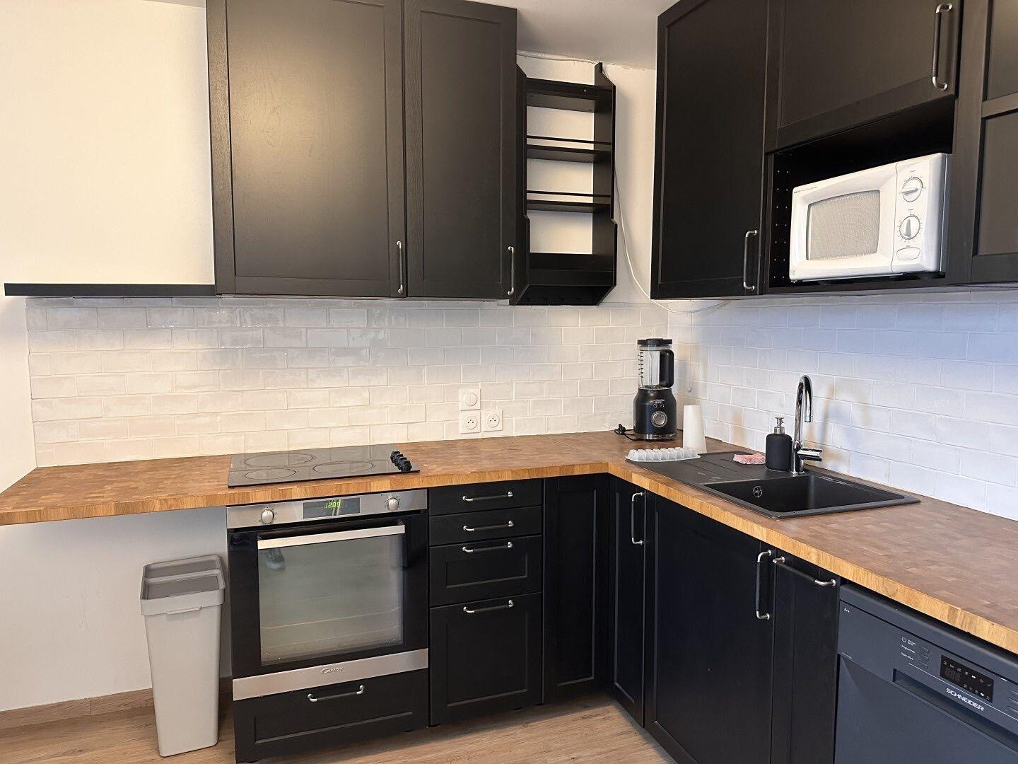 
                                                Location
                                                 Beau 2 pièces dernier étage