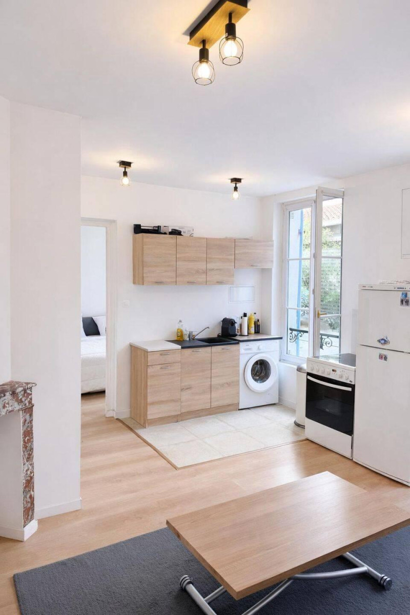 
                                                Location
                                                 Beau 2 pièces meublé 35m²