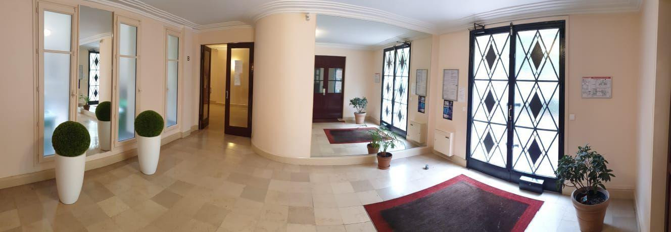 
                                                Location
                                                 Beau 2 pièces meublé, lumineux et refait à neuf