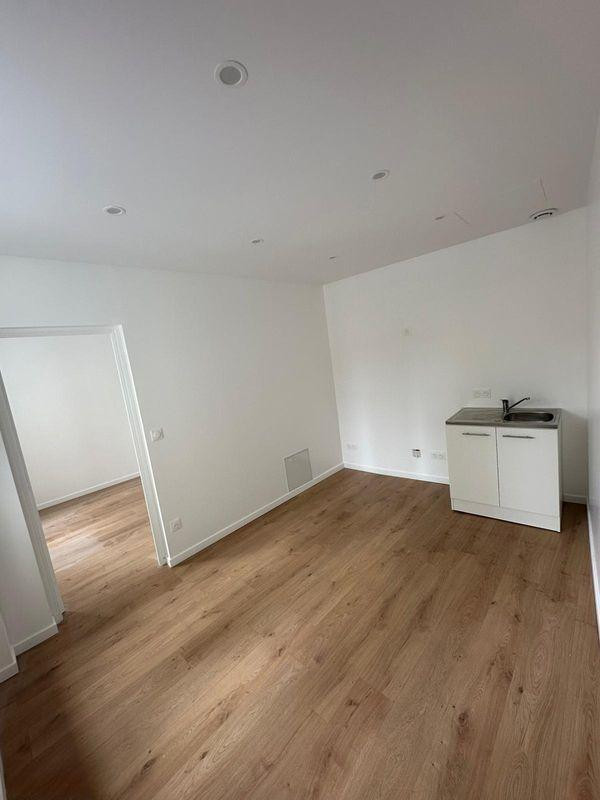 
                                                Location
                                                 Beau 2P 22m² entièrement rénové Vue remarquable
