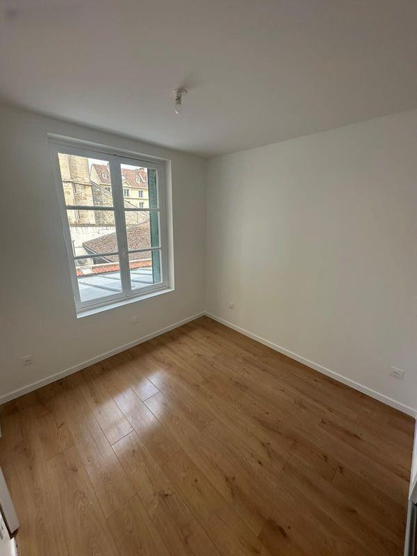 
                                                Location
                                                 Beau 2P 22m² entièrement rénové Vue remarquable