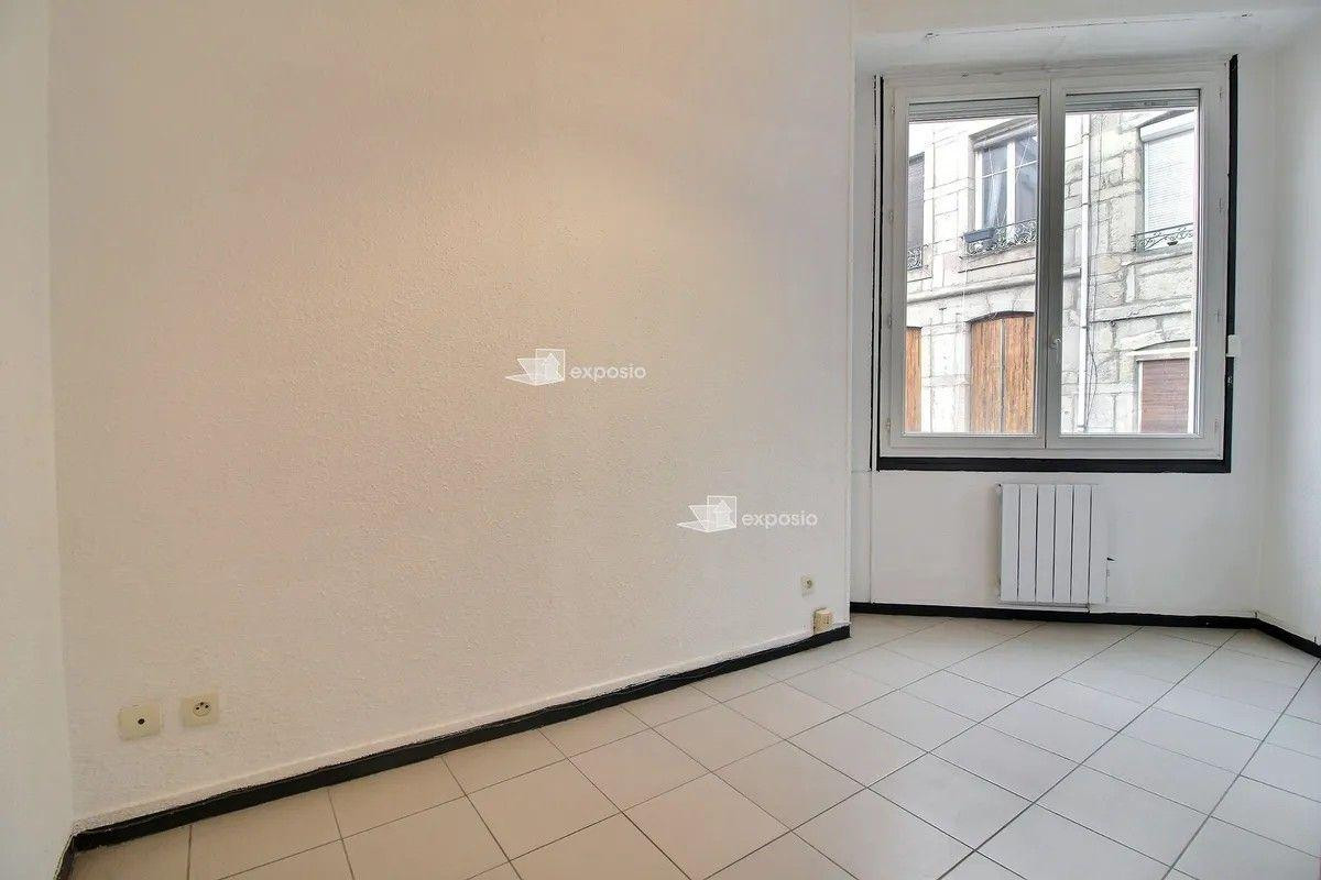 
                                                Location
                                                 Beau 2P 25m² agréable rénové calme Centre ville
