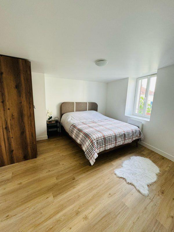 
                                                Location
                                                 Beau 2P 30m² rénové et meublé à neuf