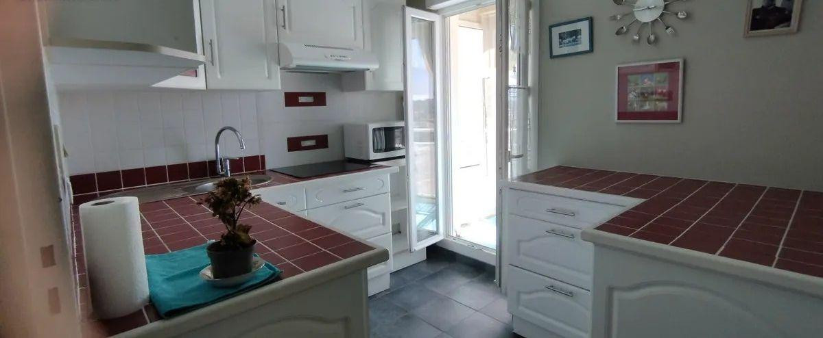 
                                                Location
                                                 Beau 2P 32m² plein sud avec véranda très agréable