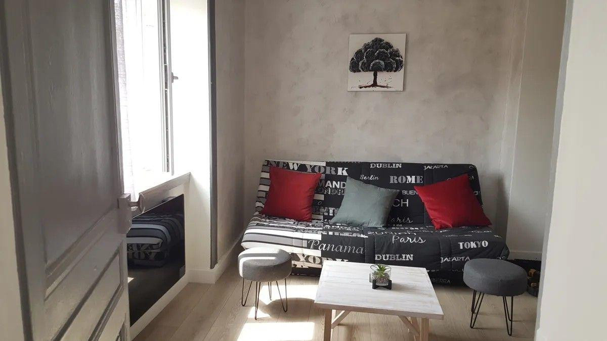 
                                                Location
                                                 Beau 2P 42m² meublé hyper centre Saint Etienne