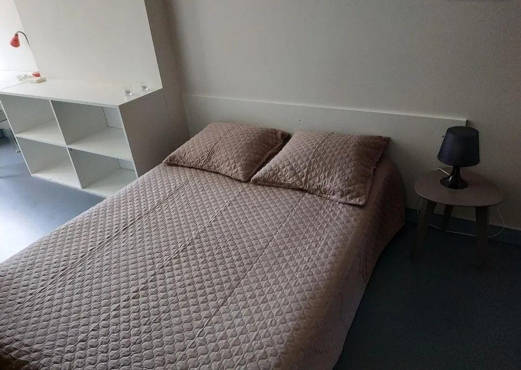 
                                                Location
                                                 Beau 2P 70m² refait à neuf traversant très clair