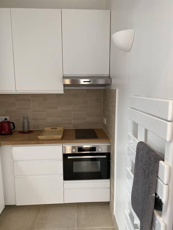 
                                                Location
                                                 Beau 2P entièrement refait et meublé 28m²