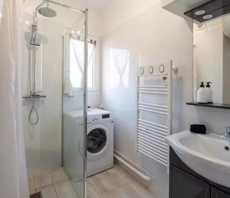 
                                                Location
                                                 Beau 2P entièrement rénové et meublé 33m² au calme