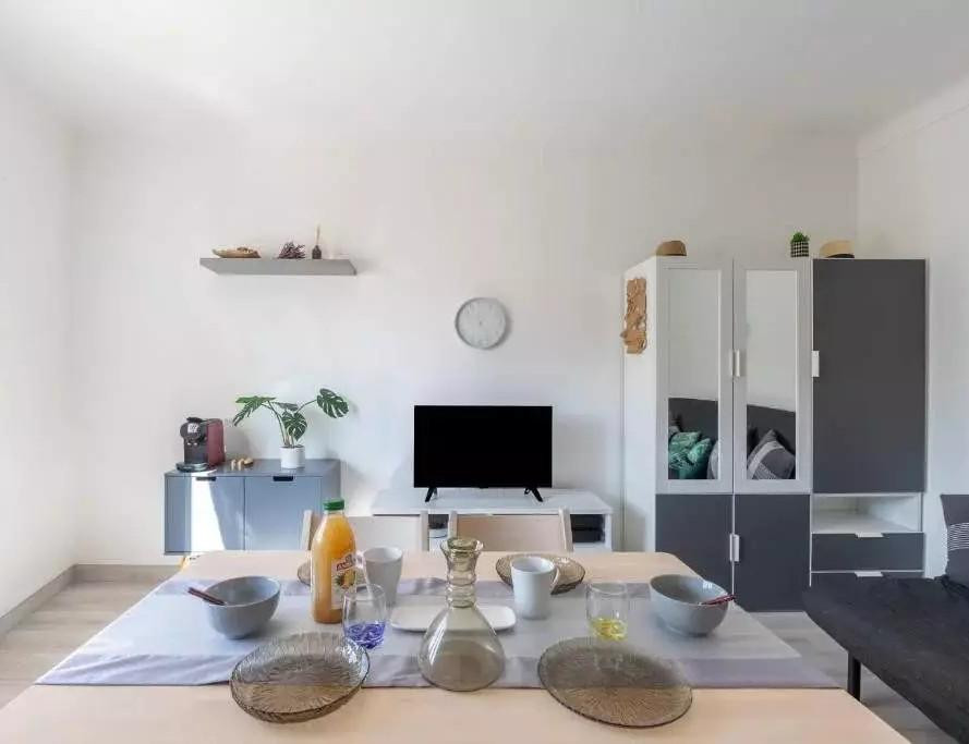 
                                                Location
                                                 Beau 2P entièrement rénové et meublé 33m² au calme