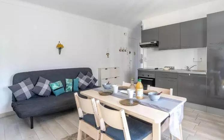 
                                                Location
                                                 Beau 2P entièrement rénové et meublé 33m² au calme