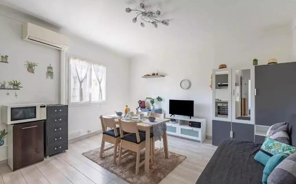 
                                                Location
                                                 Beau 2P entièrement rénové et meublé 33m² au calme