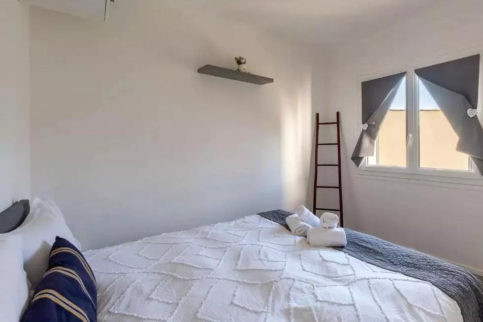 
                                                Location
                                                 Beau 2P entièrement rénové et meublé 33m² au calme