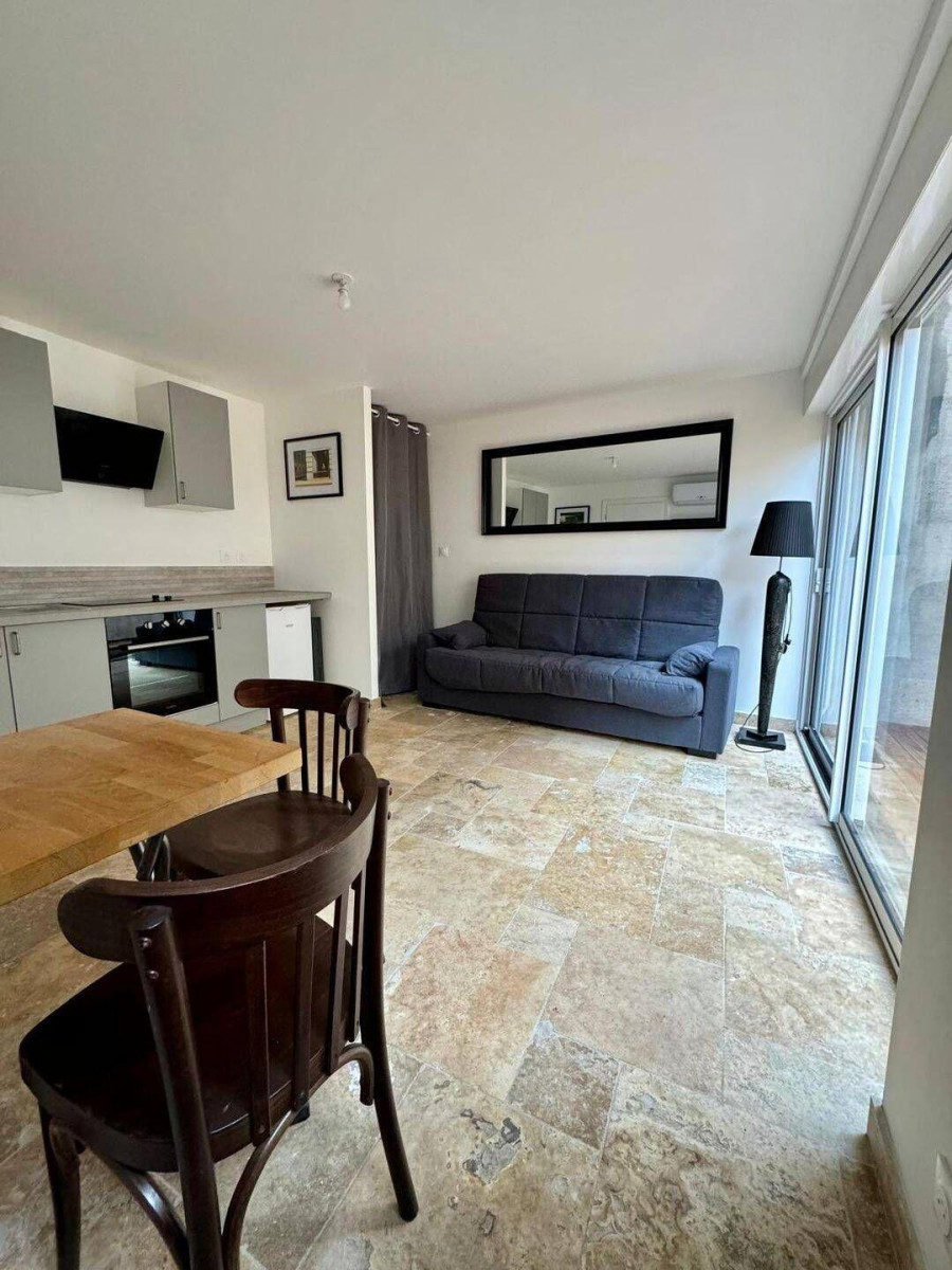 
                                                Location
                                                 Beau 2P meublé 20m² avec terrasse et climatisation