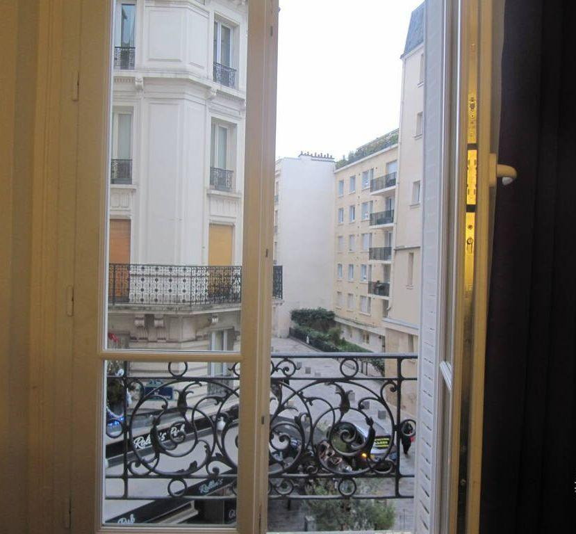 
                                                Location
                                                 Beau 2P meublé 25m²