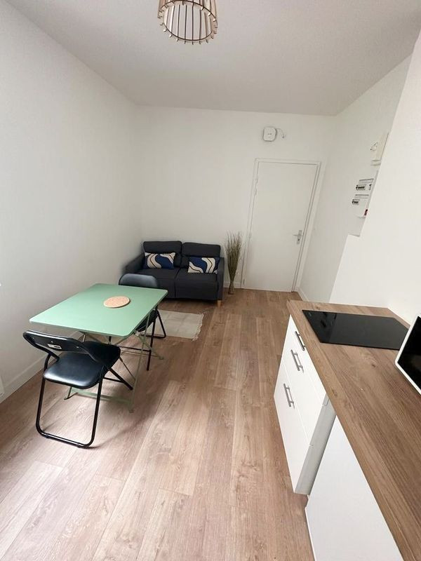 
                                                Location
                                                 Beau 2P meublé 28m² en duplex rénové