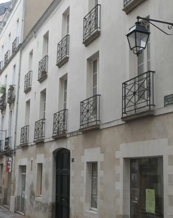 
                                                Location
                                                 Beau 2P meublé 30m² juste rénové plein centre