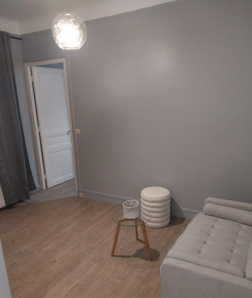
                                                Location
                                                 Beau 2P meublé 30m² refait à neuf décoré avec goût