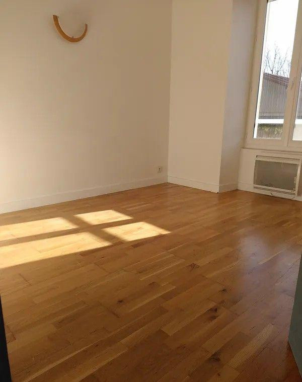 
                                                Location
                                                 Beau 2P meublé 32m² exposé sud et calme