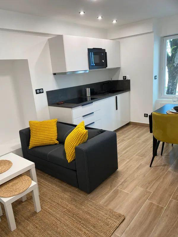 
                                                Location
                                                 Beau 2P meublé 33m² refait à neuf blvd Jules Verne