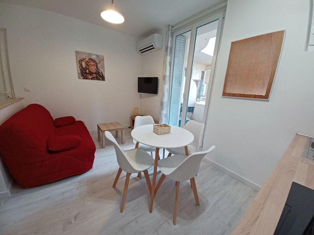 
                                                Location
                                                 Beau 2P meublé 36m² entièrement rénové avec balcon