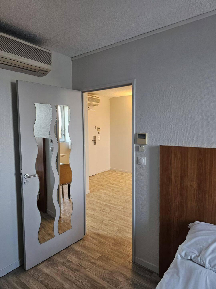 
                                                Location
                                                 Beau 2P meublé 40m²