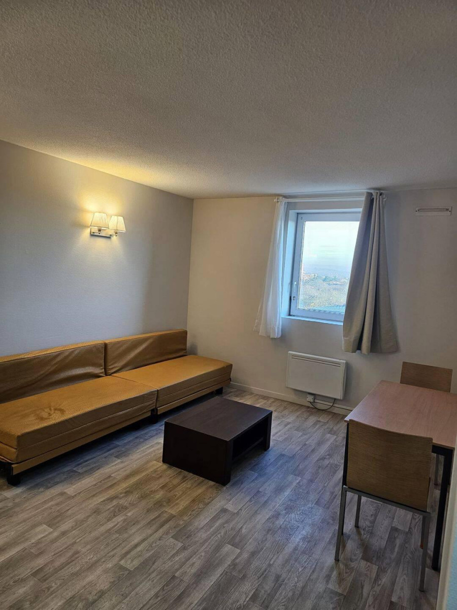 
                                                Location
                                                 Beau 2P meublé 40m²
