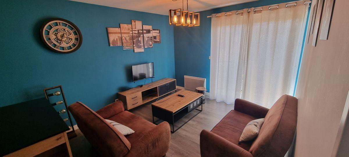 
                                                Location
                                                 Beau 2P meublé 41m²