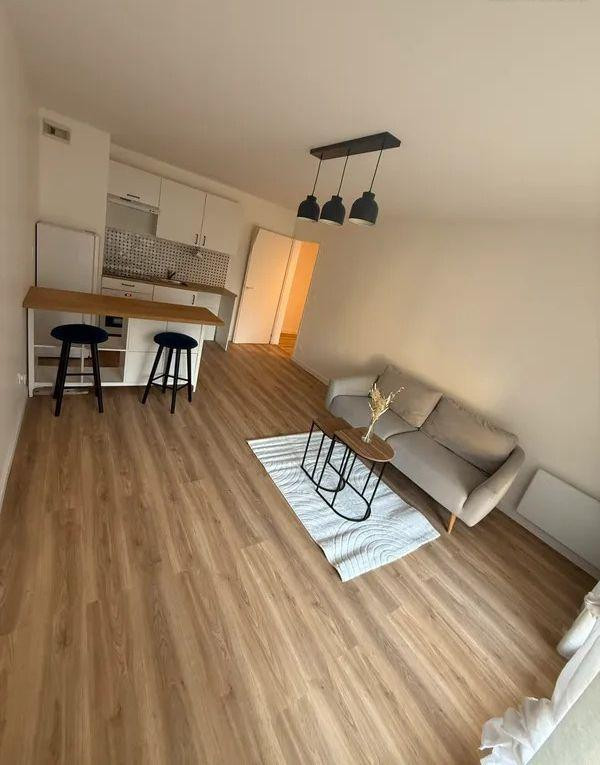 
                                                Location
                                                 Beau 2P meublé 42 m² refait à neuf La Basilique