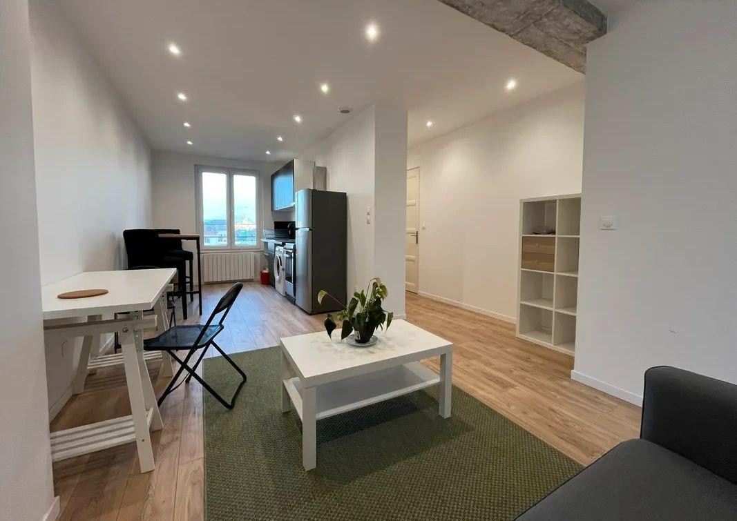 
                                                Location
                                                 Beau 2P meublé 42m² entièrement rénové à neuf