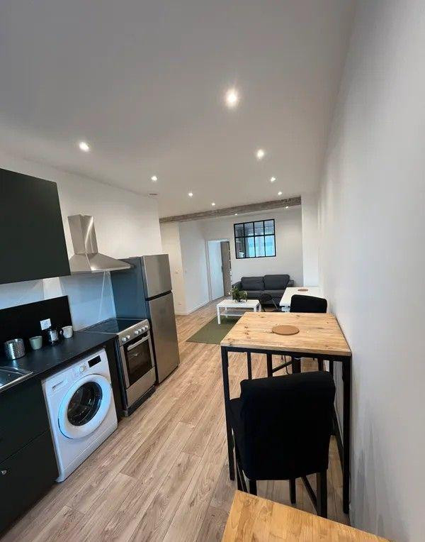 
                                                Location
                                                 Beau 2P meublé 42m² entièrement rénové à neuf