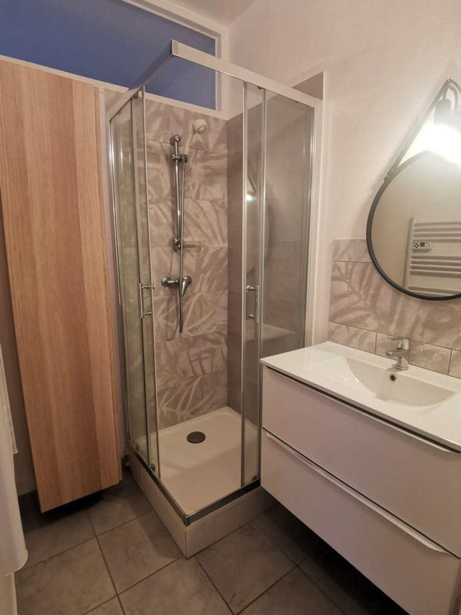 
                                                Location
                                                 Beau 2P meublé 43m² face au Lycée Michelet
