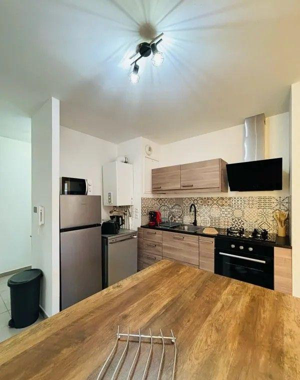 
                                                Location
                                                 Beau 2P meublé 43m² rénové intégralement