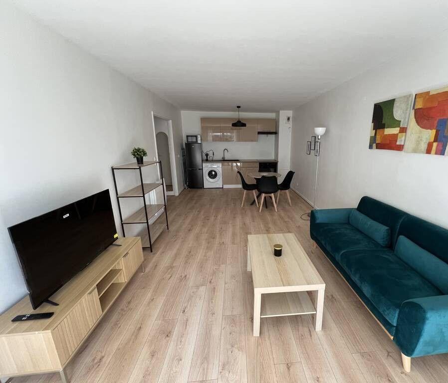 
                                                Location
                                                 Beau 2P meublé 46m²  rénové avec balcon