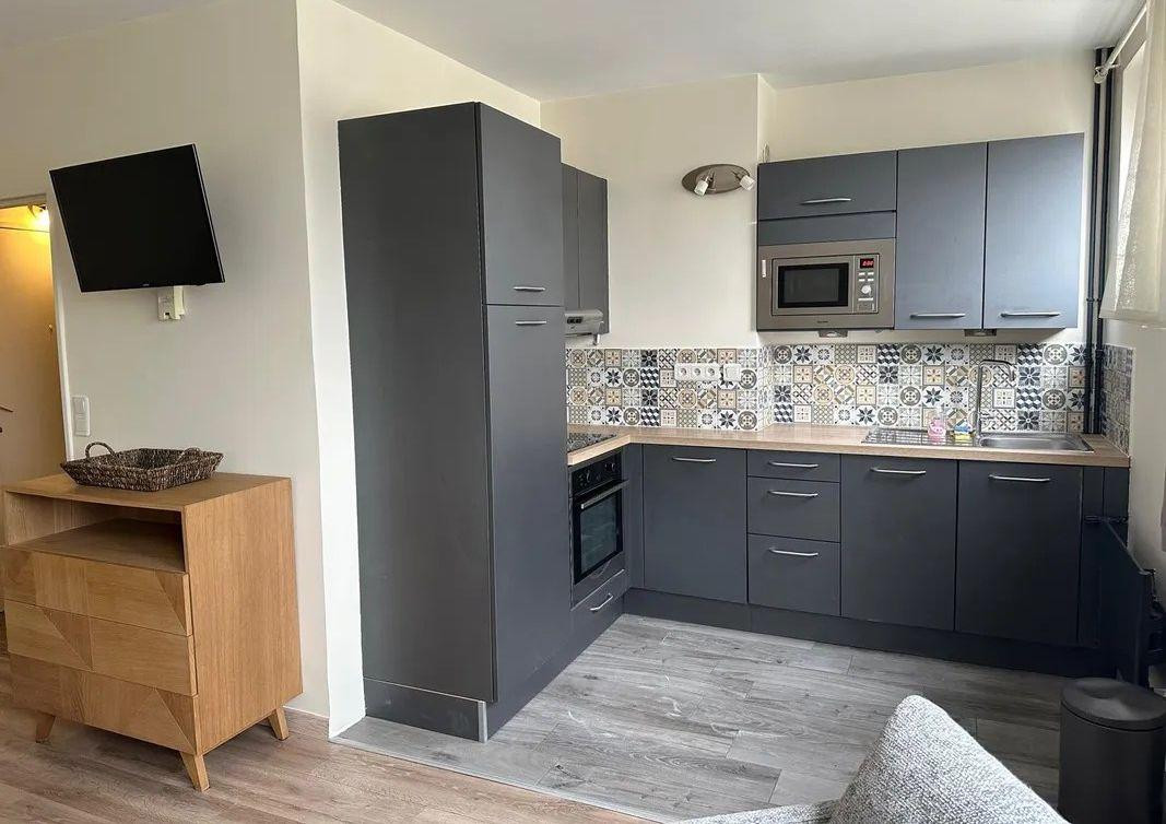 
                                                Location
                                                 Beau 2P meublé et rénové 38m², lumineux, vue Seine