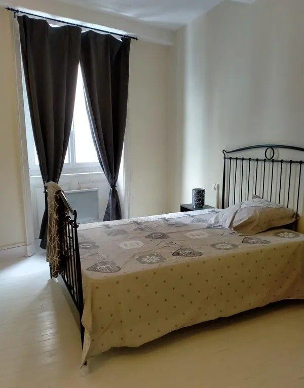 
                                                Location
                                                 Beau 2P meublé et rénové 48m² lumineux et calme