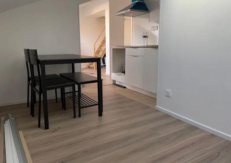 
                                                Location
                                                 Beau 2P meublé rénové 25m² carrez (38m² au sol)