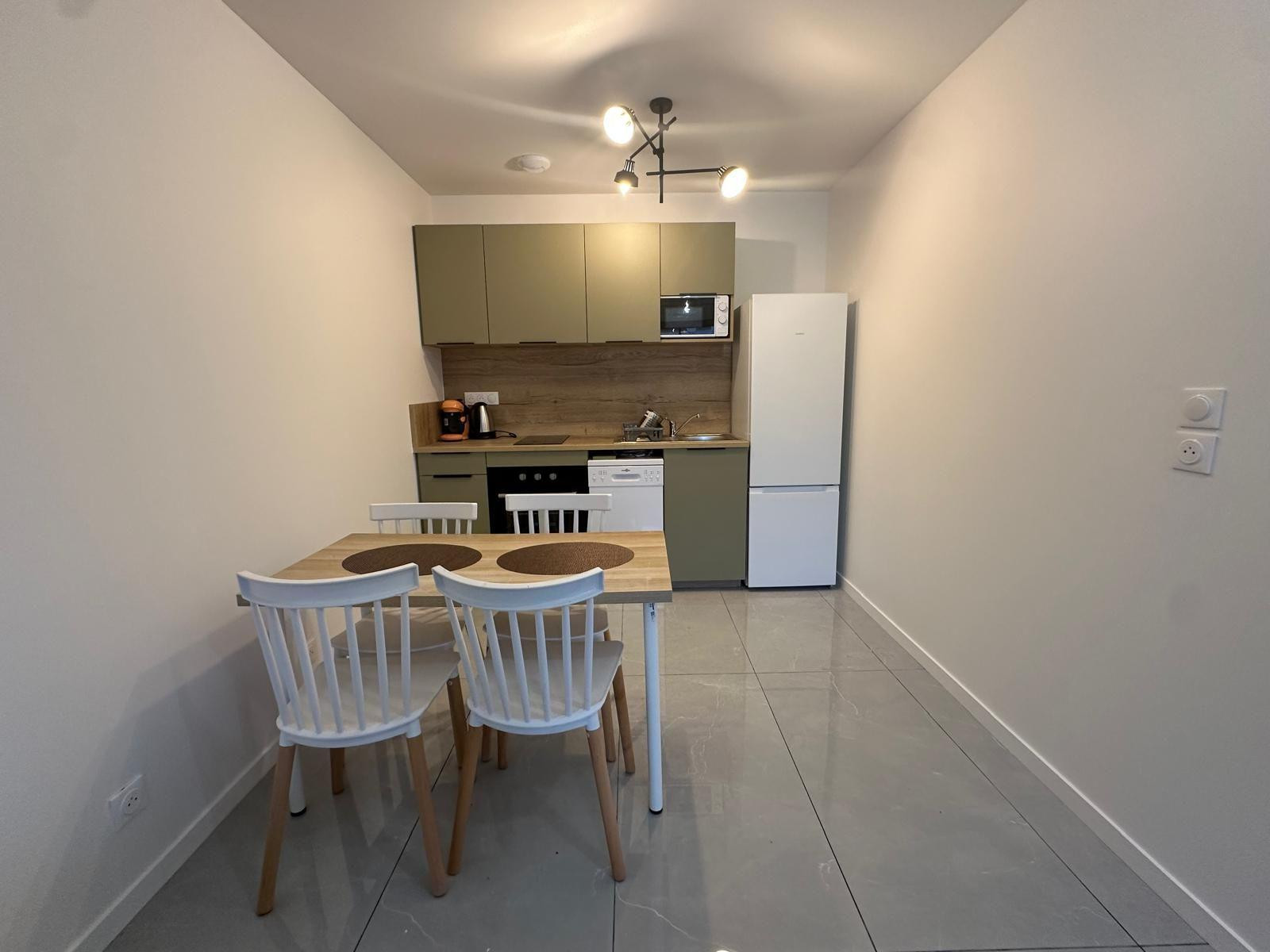 
                                                Location
                                                 Beau 2p récent