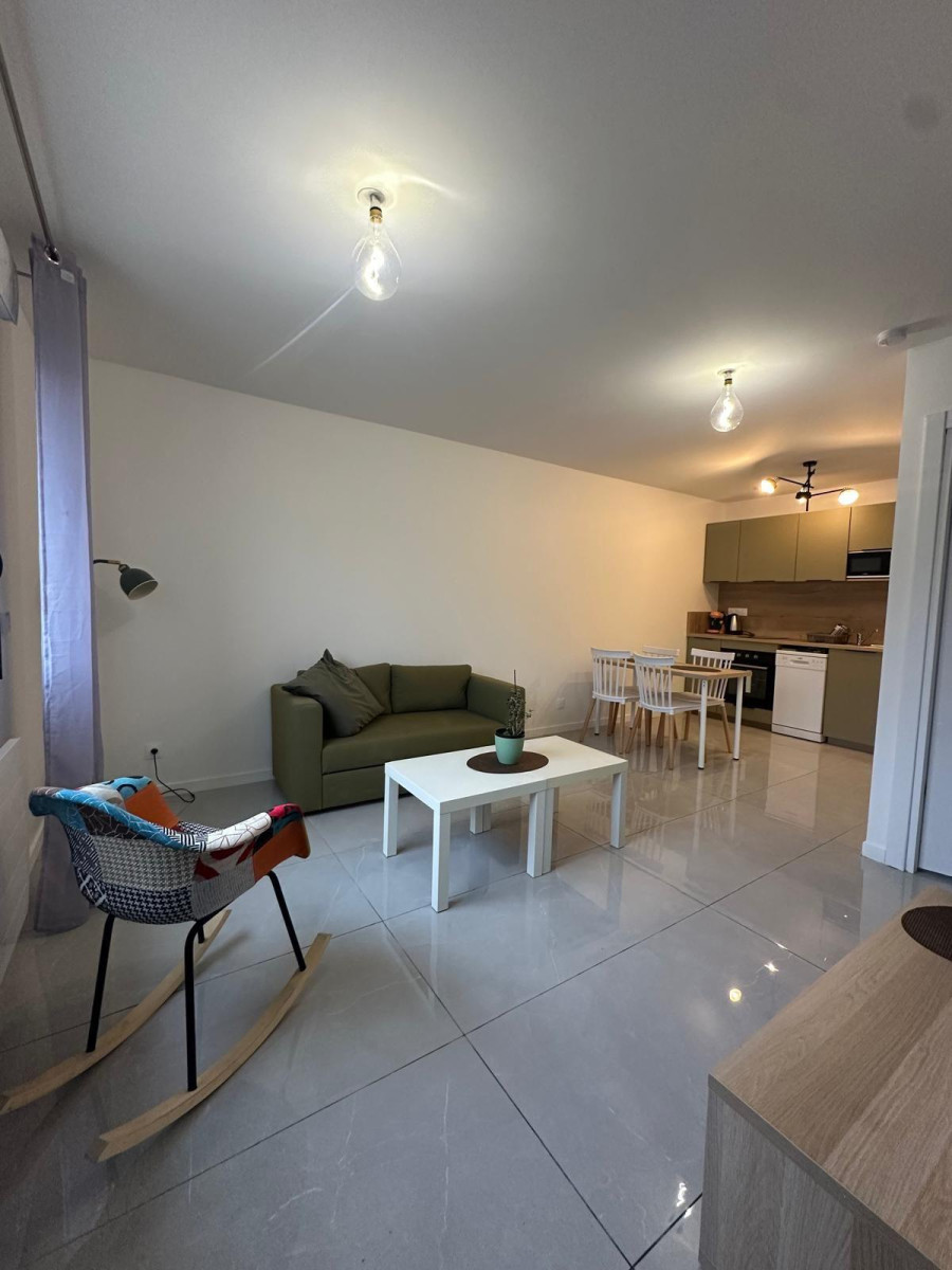 
                                                Location
                                                 Beau 2p récent