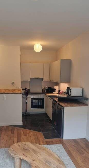 
                                                Location
                                                 Beau 2P refait à neuf, entièrement meublé 45m²