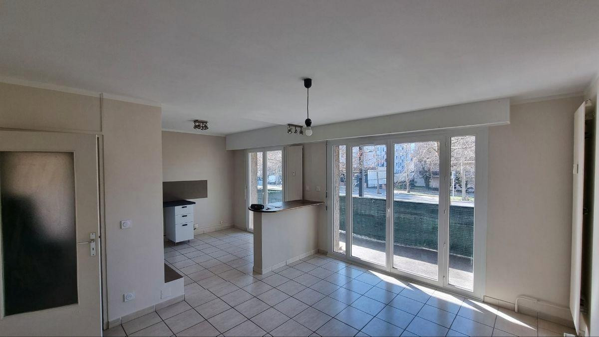 
                                                Location
                                                 Beau 2P rénové 55m2 avec balcon