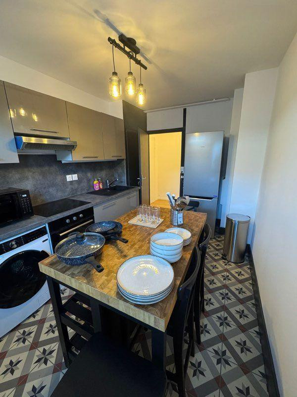 
                                                Location
                                                 Beau 3P 58m² rénové et entièrement équipé