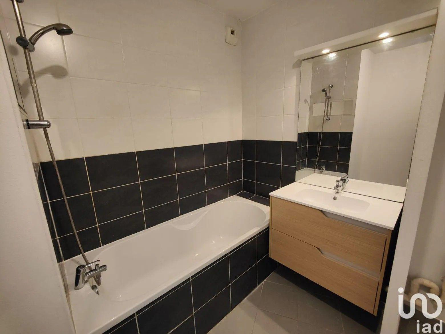 
                                                Location
                                                 Beau 3P 64m² avec balcon et parking
