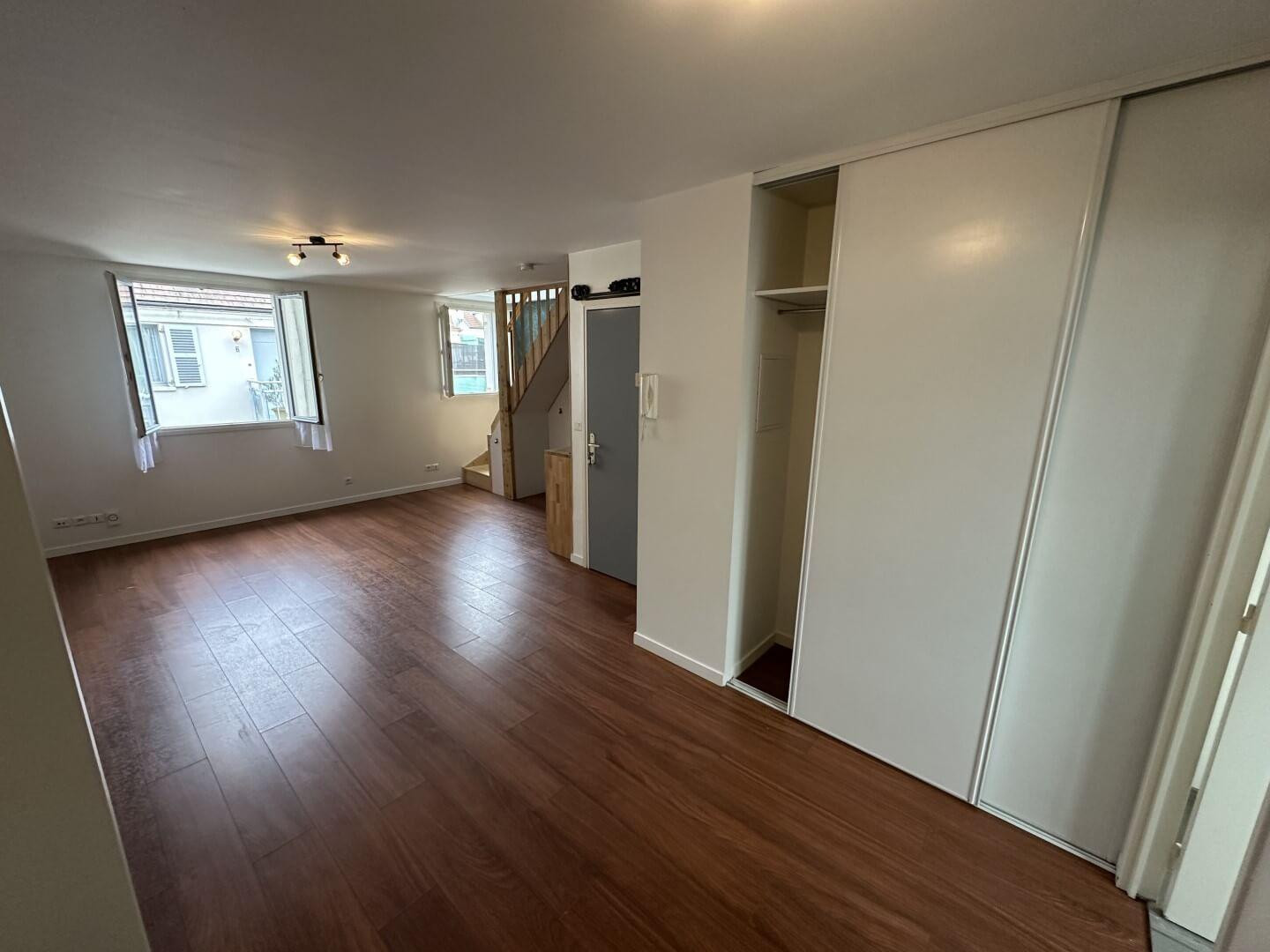 
                                                Location
                                                 Beau 3P 70m² en duplex