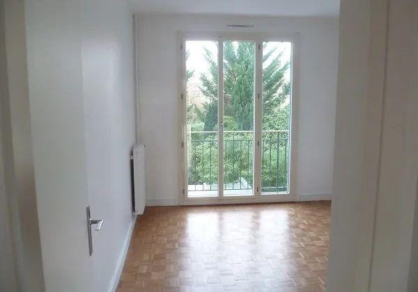 
                                                Location
                                                 Beau 3P 73m² traversant avec balcon centre Garches