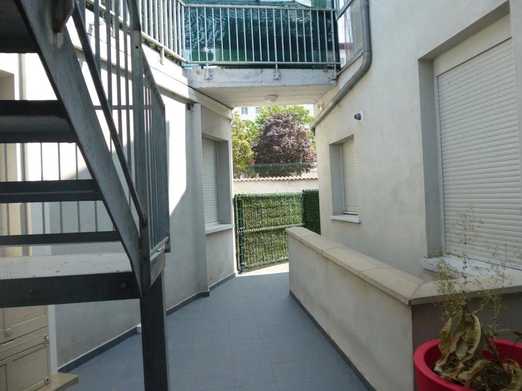 
                                                Location
                                                 Beau 3P atypique traversant 68m² avec terrasse