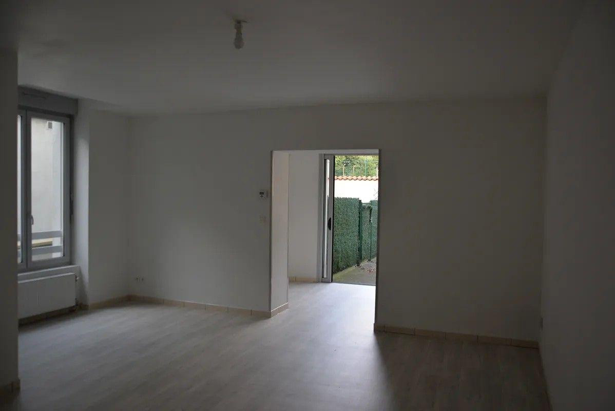 
                                                Location
                                                 Beau 3P atypique traversant 68m² avec terrasse