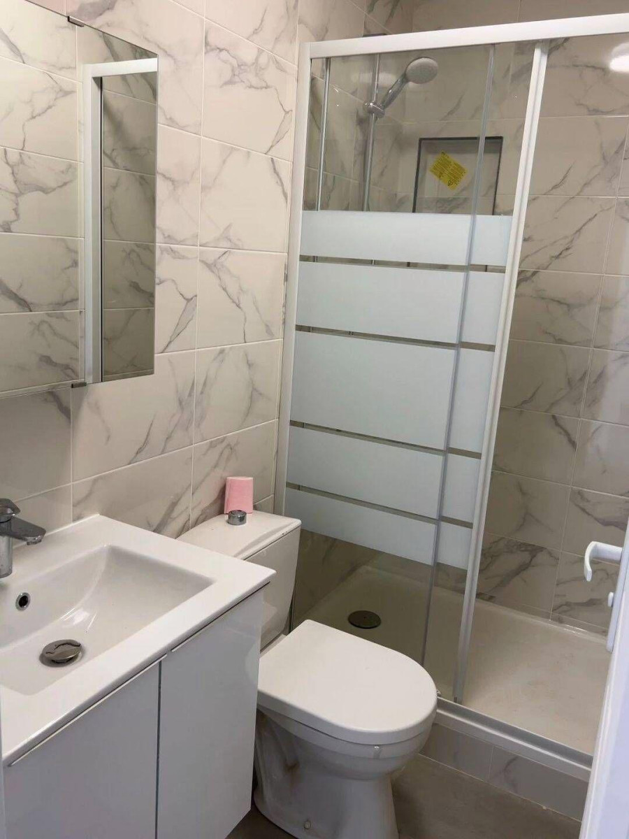 
                                                Location
                                                 Beau 3P entièrement meublé et rénové 43m²
