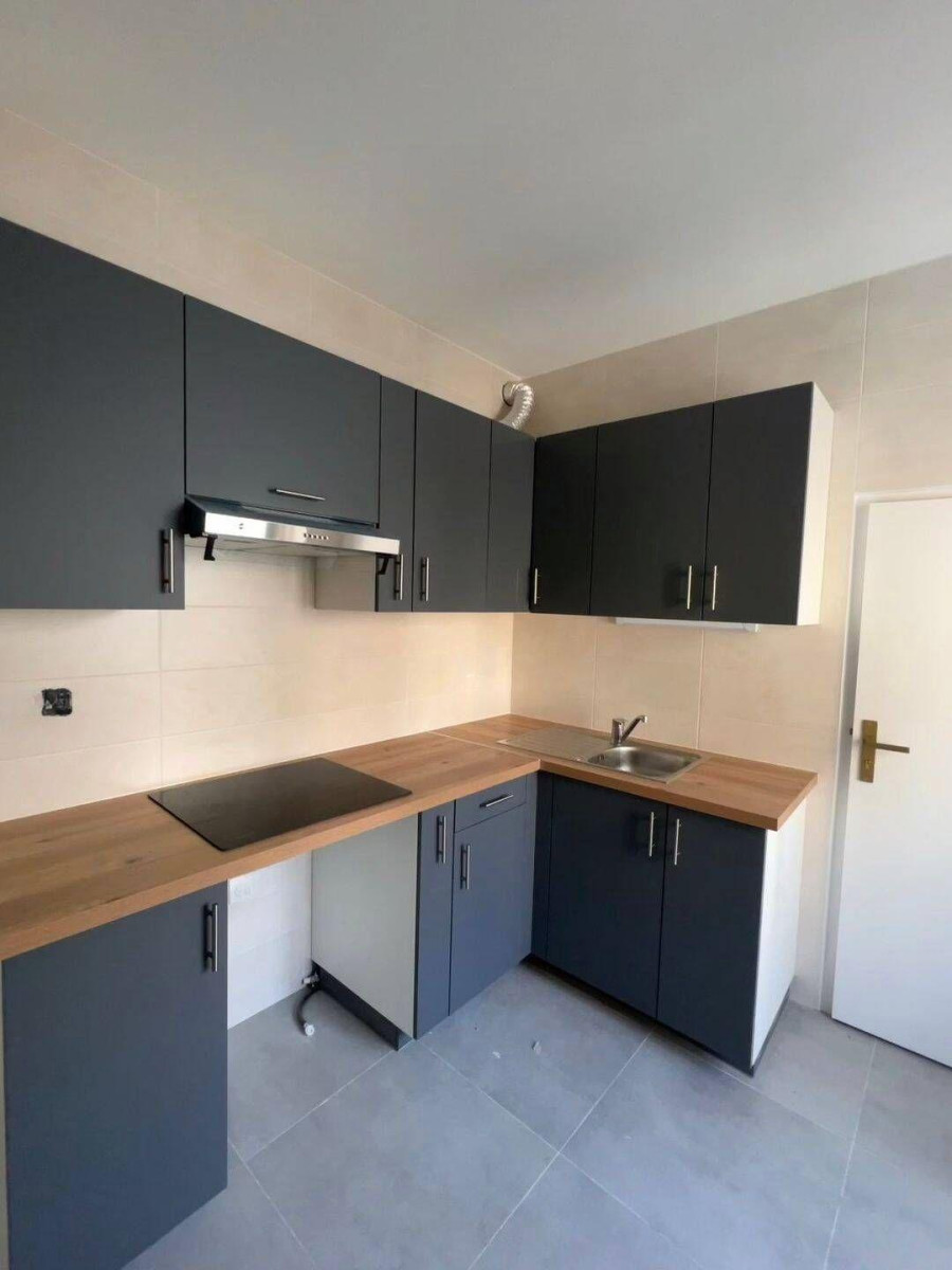 
                                                Location
                                                 Beau 3P entièrement meublé et rénové 43m²