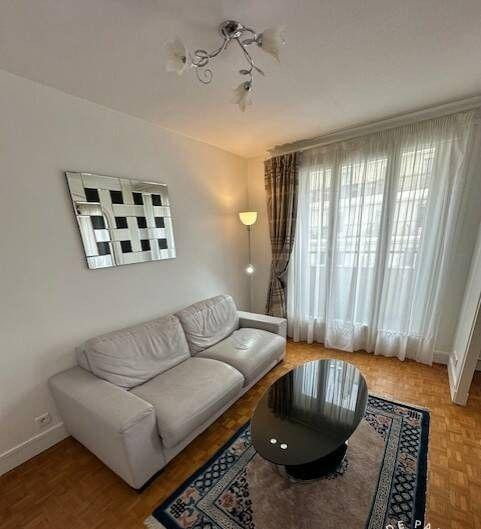 
                                                Location
                                                 Beau 3P meublé 51 m²